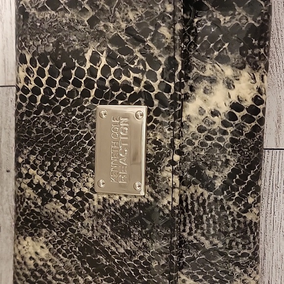 Kenneth Cole Reaction Snake Skin Black And Gray Clutch Wallet - Picture 2 of 7